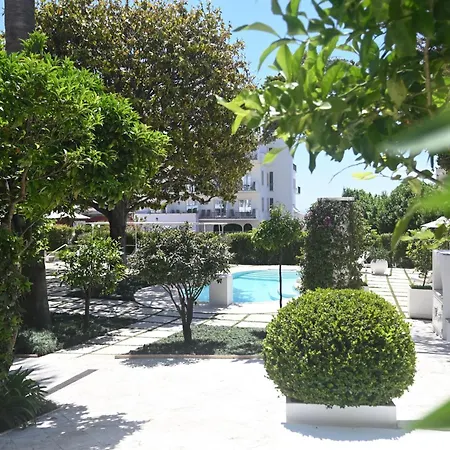 Pazziella Garden & Hotell